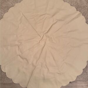 Gathre Mat- Ivory Scalloped Round Tablecloth - Home Kitchen